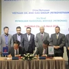Đại diện lãnh đạo Petrovietnam và Petronas ký Thỏa thuận khung dưới sự chứng kiến của lãnh đạo 2 phía. (Ảnh: Đức Duy/Vietnam+)