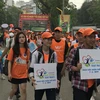 Diễu hành trên phố đi bộ Hồ Hoàn Kiếm hưởng ứng ngày Quyền của người tiêu dùng. (Ảnh: Đức Duy/Vietnam+)