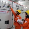 Nhân viên EVN Hà Nội ứng trực để giải quyết các sự cố về điện. (Ảnh: Xuân Quảng/Vietnam+)