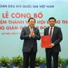 Chủ nhiệm Ủy ban Quản lý vốn nhà nước trao quyết định cho ông Lê Manh Hùng. (Ảnh: pvn.vn)
