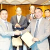Chủ tịch Petrolimex Phạm Văn Thanh và Giám đốc điều hành JCCP Tsuyoshi Nakai trao MOU hợp tác đào tạo và kỹ thuật. (Ảnh: petrolimex.com.vn)