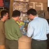 Lực lượng chức năng tạm giữ đồ chơi lắp ghép hình bản đồ vi phạm chủ quyền biển đảo của Việt Nam. (Ảnh: PV/Vietnam+)