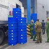 Lực lượng liên ngành kiểm tra 2 xe container chở hàng thực phẩm đông lạnh. (Ảnh: QLTT cung cấp)