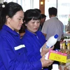Công nhân mua sắm hàng Việt. (Ảnh: Đức Duy/Vietnam+)