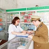 Quản lý thị trường Quảng Nam kiểm tra và ký cam kết đối với các cơ sở kinh doanh mặt hàng trang thiết bị vật tư y tế. (Ảnh: PV/Vietnam+)