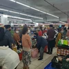 Người dân mua hàng tại siêu thị trong sáng 7/3. (Ảnh: Đức Duy/Vietnam+)