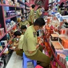 Đoàn liên ngành kiểm tra hàng hóa tại hệ thống Ansan Cosmetics. (Ảnh: PV/Vietnam+)