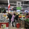 Hàng hóa tại siêu thị dồi dào có thể đáp ứng đủ nhu cầu người tiêu dùng. (Ảnh: Đức Duy/Vietnam+)