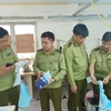 Lực lượng Quản lý thị trường kiểm tra cơ sở sản xuất khẩu trang. (Ảnh: PV/Vietnam+)