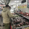 Người dân mua hàng tại siêu thị. (Ảnh: Đức Duy/Vietnam+)