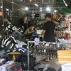 Lực lượng Quản lý thị trường Hà Nội kiểm tra hàng hóa tại xã Ninh Hiệp. (Ảnh: PV/Vietnam+)