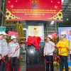 Nghi thức gắn biển công trình sản xuất phân bón phức hợp từ urea nóng chảy chào mừng Đại hội Đảng bộ Tập đoàn lần III, nhiệm kỳ 2020-2025. (Ảnh: PV/Vietnam+)