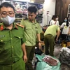 Lực lượng liên ngành đang kiểm tra cơ sở kinh doanh quần áo Liên Nguyễn. (Ảnh: PV/Vietnam+)