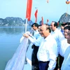 Thủ tướng Nguyễn Xuân Phúc dự lễ khánh thành cầu bài thơ và đường bao biển Trần Quốc Nghiên. (Ảnh: TTXVN)