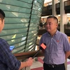 Đại biểu Quốc hội Nguyễn Lân Hiếu trao đổi với phóng viên bên lề Kỳ họp thứ 10, Quốc hội khóa XIV. (Ảnh: Xuân Quảng/Vietnam+)
