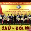 Trưởng ban Dân vận Trung ương trao biểu trưng vinh danh các công trình tiêu biểu chào mừng Đại hội đại biểu toàn quốc lần thứ XIII của Đảng. (Ảnh: Vietnam+)