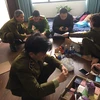 Lực lượng chức năng đang kiểm tra thuốc lá điện tử tại chung cư Homeland Lý Sơn, quận Long Biên. (Ảnh: Đức Duy/Vietnam+)