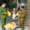 Lực lượng chức năng kiểm tra hàng hóa trên địa bàn xã Cát Quế, huyện Hoài Đức. (Ảnh: PV/Vietnam+)