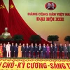 Thủ tướng Chính phủ Nguyễn Xuân Phúc chụp ảnh chung với Đoàn đại biểu Đảng bộ tỉnh Tuyên Quang. (Ảnh: TTXVN)