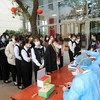 Nhân viên y tế lấy mẫu xét nghiệm các nhân viên Trung tâm Hội nghị Quốc gia tham gia phục vụ Đại hội XIII của Đảng, sáng 29/1. (Ảnh: TTXVN)