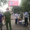 Các đơn vị chức năng của Hà Nội nhắc nhở người dân đeo khẩu trang tại nơi công cộng. (Ảnh: Đức Duy/Vietnam+)