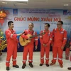 Nhạc sỹ Trương Quý Hải cùng hát với người lao động Dầu khí trên giàn HT-PQP. (Ảnh: Vietnam+)