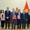 Đại diện Việt Nam và Anh trao công hàm khẳng định ngày có hiệu lực của hiệp định UKVFTA. (Ảnh: Vietnam+)