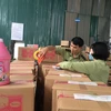 Lực lượng Quản lý thị trường Hà Nội kiểm tra kho hàng sản xuất nước giặt giả nhãn hiệu nổi tiếng. (Ảnh: PV/Vietnam+)