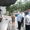 Ông Chử Xuân Dũng, Phó Chủ tịch Ủy ban nhân dân thành phố Hà Nội kiểm tra thực tế tại Tòa Park 11, Times City. (Ảnh: PV/Vietnam+)
