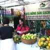 Nông sản, trái cây của các địa phương được giới thiệu, quảng bá tới người tiêu dùng Thủ đô. (Ảnh: Xuân Quảng/Vietnam+)