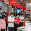 Lãnh đạo Bộ Công Thương kiểm tra công tác chuẩn bị hàng hóa tại một số siêu thị. (Ảnh: PV/Vietnam+)