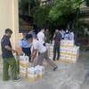 Lực lượng Quản lý thị trường và Công an quận Tây Hồ kiểm tra cơ sở kinh doanh rượu trên địa bàn phường Yên Phụ. (Ảnh: PV/Vietnam+)