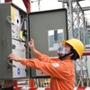 Nhân viên EVNHANOI kiểm tra tình trạng vận hành của thiết bị điện. (Ảnh: PV/Vietnam+)