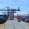 Bộ Công Thương đang đề xuất giảm phí lưu container, lưu kho, lưu bãi cho hàng hóa ở cảng biển và các Trung tâm logistics cho các doanh nghiệp. (Ảnh: TTXVN)