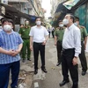 Chủ tịch thành phố Hà Nội kiểm tra công tác phòng chống dịch bệnh tại quận Thanh Xuân. (Ảnh: PV/Vietnam+)