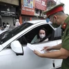 Ban Thường vụ Thành ủy Hà Nội yêu cầu lực lượng siết chặt kiểm soát tại 23 chốt vào Thủ đô, kể cả xe công vụ, xe cứu thương, xe luồng xanh. (Ảnh: TTXVN)