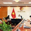 Bộ trưởng Nguyễn Hồng Diên điện đàm với một số doanh nghiệp sản xuất ở các tỉnh phía Nam để nắm bắt tình hình sản xuất kinh doanh. (Ảnh: PV/Vietnam+)