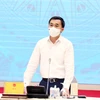 Thứ trưởng Bộ Y tế Trần Văn Thuấn trao đổi tại phiên Họp báo Chính phủ tối 6/9. (Ảnh: Minh Sơn/Vietnam+)