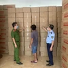 Lực lượng Quản lý thị trường Hà Nội và Cảnh sát Môi trường Hà Nội kiểm tra 1 phương tiện vận tải "luồng xanh" có dấu hiệu buôn lậu. (Ảnh: PV/Vietnam+)