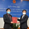 Ông Nguyễn Sinh Nhật Tân (bên trái) nhận quyết định Thứ trưởng Bộ Công Thương. (Ảnh: PV/Vietnam+)