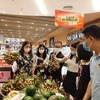 Bà Trần Thị Phương Lan kiểm tra việc cung ứng hàng hóa tại siêu thị. (Ảnh: PV/Vietnam+)