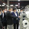 Tổng Giám đốc PetroVietnam Lê Mạnh Hùng kiểm tra chất lượng sản phẩm tại Nhà máy. (Ảnh: Vietnam+)