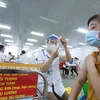 Hà Nội triển khai tiêm vaccine diện rộng tại khu công nghiệp. (Ảnh: TTXVN)