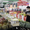 Người dân mua sắm hàng hóa tại siêu thị Vinmart trên địa bàn Hà Nội. (Ảnh: TTXVN)