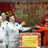 Lãnh đạo PetroVietnam tặng cành đào để cán bộ công nhân viên trên giàn vui Tết, đón Xuân, mang xuân đến sớm với giàn Công nghệ trung tâm 3. (Ảnh: PV/Vietnam+)