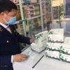 Quản lý thị trường Hà Nội kiểm tra các nhà thuốc và điểm bán thiết bị y tế. (Ảnh: PV/Vietnam+)