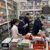 Lực lượng Quản lý thị trường kiểm tra các mặt hàng thuốc và thiết bị y tế phòng chống dịch. (Ảnh: PV/Vietnam+)