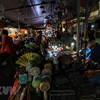 Chợ đêm trên phố Hàng Dầu tắt điện và sử dụng ánh sáng của điện thoại. (Ảnh: Tuấn Đức/TTXVN)