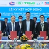 Ban Quản lý dự án Điện 2 và liên danh nhà thầu ký kết hợp đồng. (Ảnh: PV/Vietnam+)