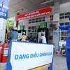 Một cửa hàng của Petrolimex chuẩn bị niêm yết giá mới. (Ảnh: PV/Vietnam+)